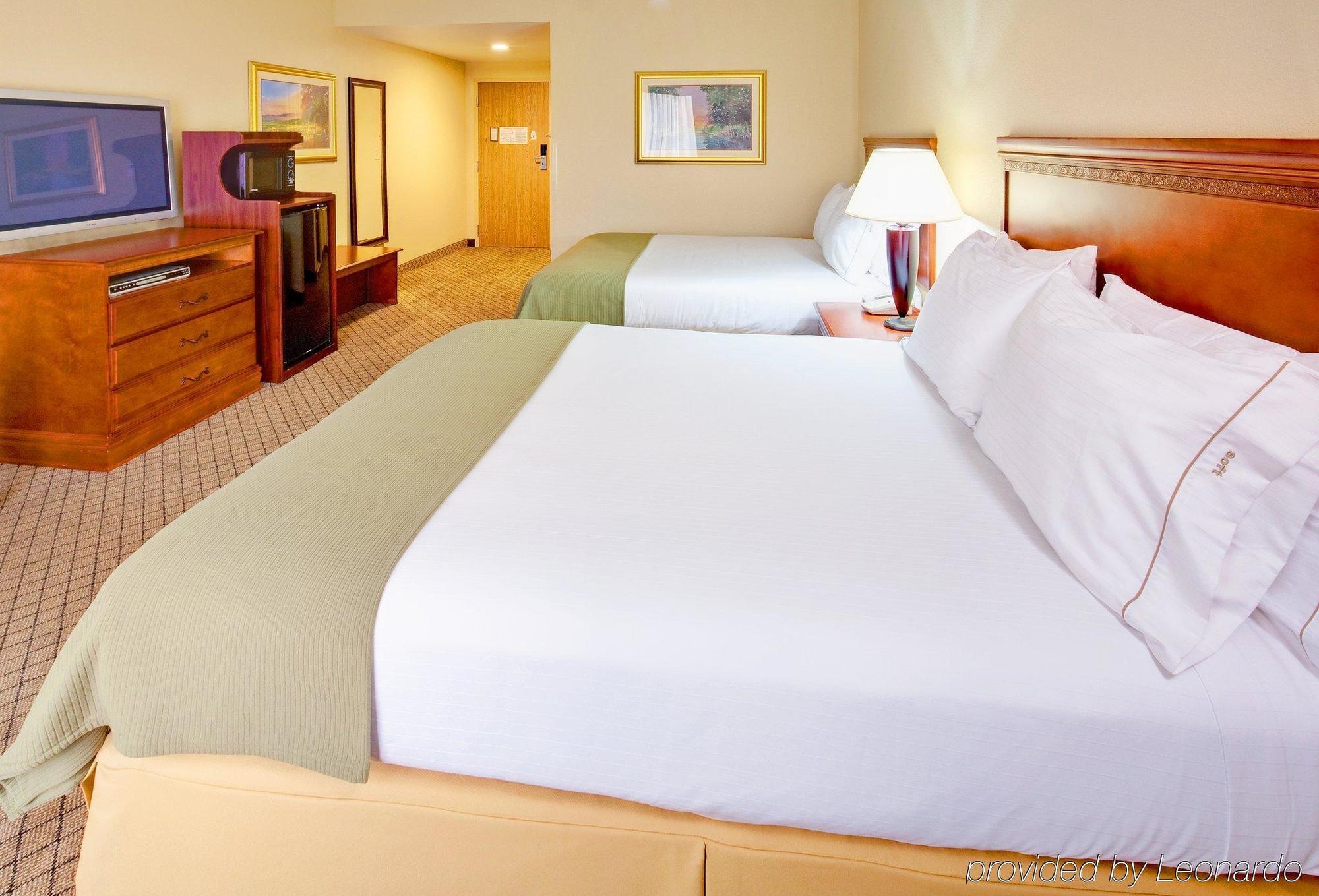 Holiday Inn Express & Suites Грінвуд Номер фото
