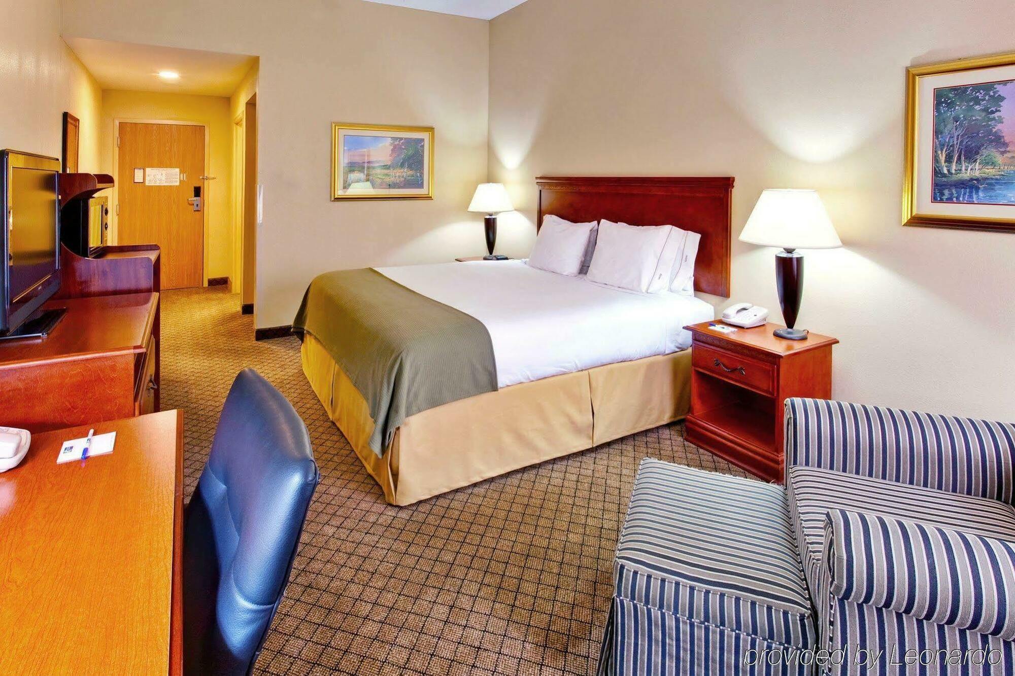 Holiday Inn Express & Suites Грінвуд Номер фото